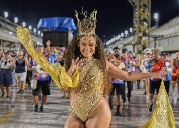 Madrinha da Em Cima da Hora inicia preparativos com fantasia do carnaval 2025