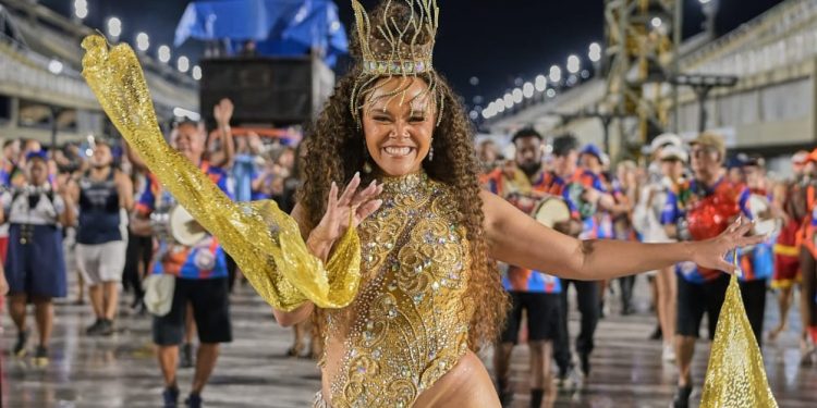 Madrinha da Em Cima da Hora inicia preparativos com fantasia do carnaval 2025