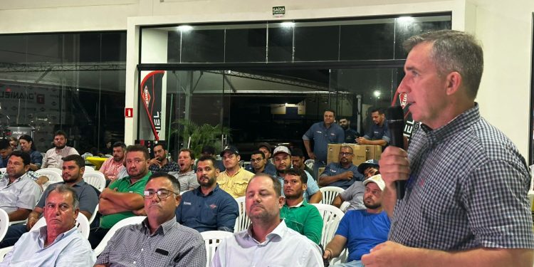 Daniel Tratores Agrícola promove palestra sobre fenação e inova com tecnologias da Kuhn em Ariquemes
