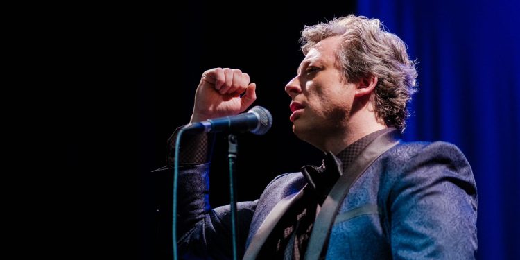 Em SP: Felipe Menegat faz show especial de Natal