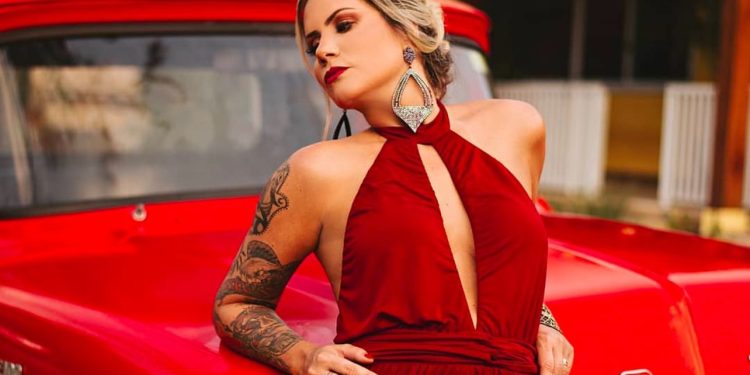 Isis Camargo: a modelo que transforma o vermelho sangue em pura magia no Natal