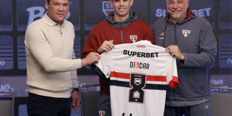 São Paulo F.C. – Oscar é apresentado e recebe a camisa 8 São Paulo F.C. – Oscar é apresentado e recebe a camisa 8