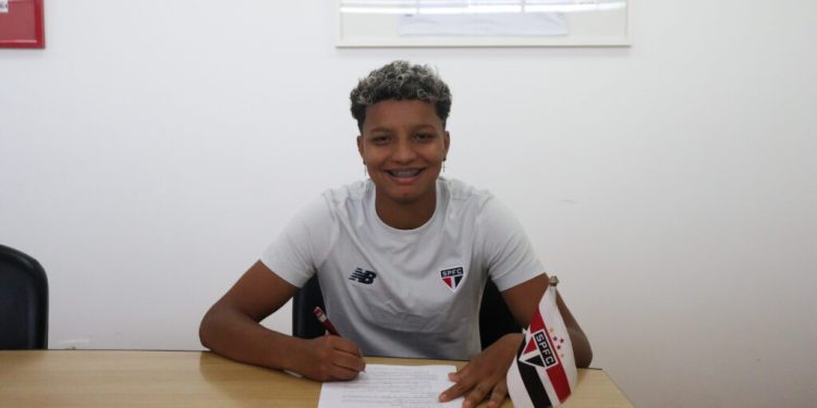 São Paulo F.C. – Késia Senna assina contrato profissional e reforça equipe principal