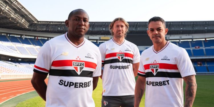 São Paulo F.C. – New Balance e São Paulo Futebol Clube homenageiam os 20 anos do Tricampeonato Mundial em nova coleção para 2025 São Paulo F.C. – New Balance e São Paulo Futebol Clube homenageiam os 20 anos do Tricampeonato Mundial em nova coleção para 2025