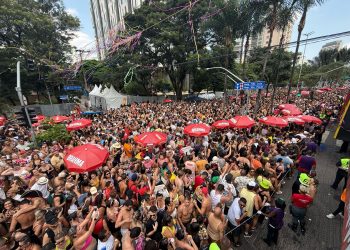 Bloco Beleza Rara da Banda EVA arrasta multidão no Pré-Carnaval de São Paulo