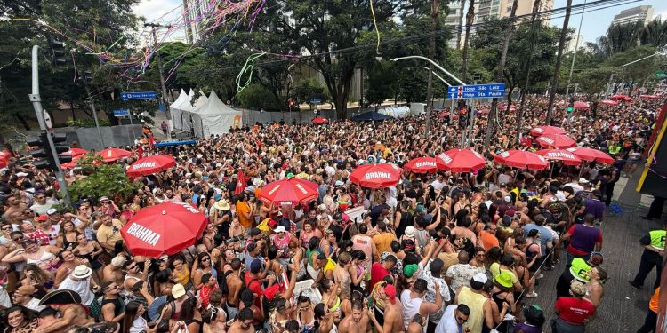 Bloco Beleza Rara da Banda EVA arrasta multidão no Pré-Carnaval de São Paulo Bloco Beleza Rara da Banda EVA arrasta multidão no Pré-Carnaval de São Paulo