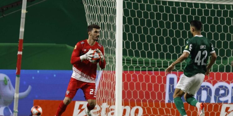 São Paulo F.C. – Rafael exalta desempenho da defesa após empate no Choque-Rei