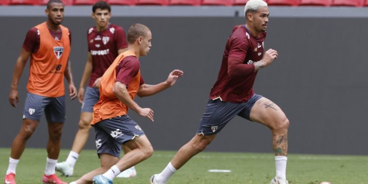 São Paulo F.C. – Elenco treina em Brasília para encarar o Velo Clube São Paulo F.C. – Elenco treina em Brasília para encarar o Velo Clube