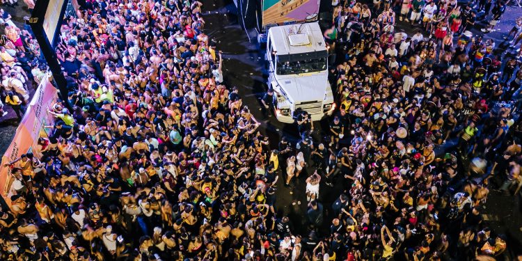 Bloco Califórnia reúne 15 mil pessoas em pré-carnaval de Ribeirão Preto Bloco Califórnia reúne 15 mil pessoas em pré-carnaval de Ribeirão Preto