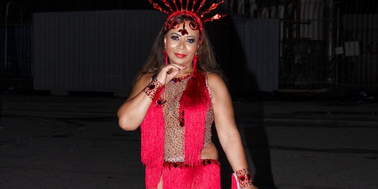 Sonia Olofsson brilha no carnaval 2025: Empresária Sueca desfila com a Acadêmicos do Tucuruvi