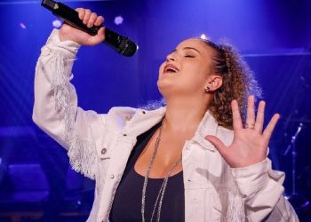 Cantora Vitória Peixoto lança o single “Traz uma cerveja urgente”