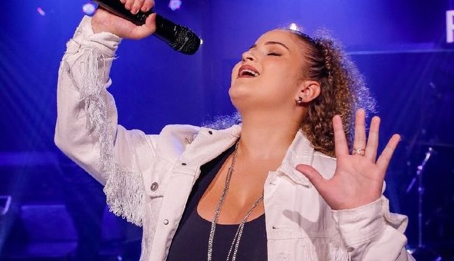 Cantora Vitória Peixoto lança o single “Traz uma cerveja urgente” Cantora Vitória Peixoto lança o single “Traz uma cerveja urgente”