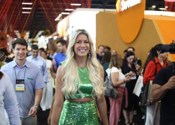 Rainha dos pintores? Renata Fan causa alvoroço em feira em São Paulo