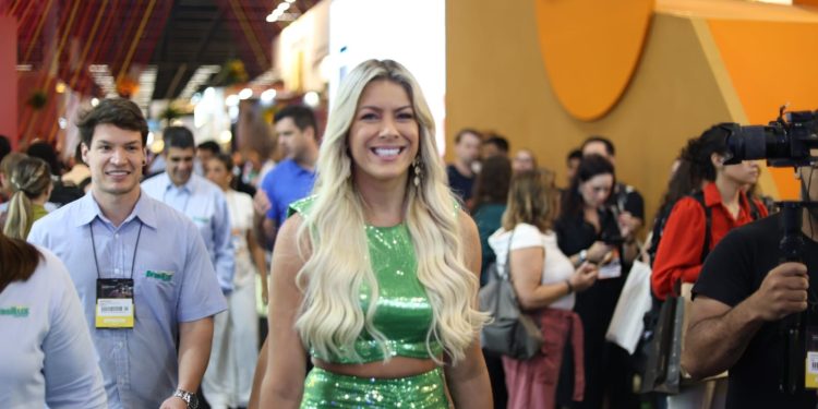 Rainha dos pintores? Renata Fan causa alvoroço em feira em São Paulo