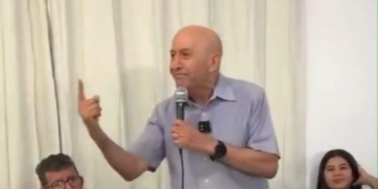 “Quem fez essa zorra aí fui eu” — senador Confúcio Moura explode de indignação por não ser convidado à inauguração do teatro de Ariquemes “Quem fez essa zorra aí fui eu” — senador Confúcio Moura explode de indignação por não ser convidado à inauguração do teatro de Ariquemes