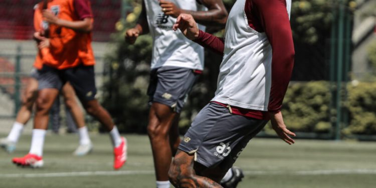 São Paulo F.C. – Elenco retoma atividades no gramado após avaliações físicas