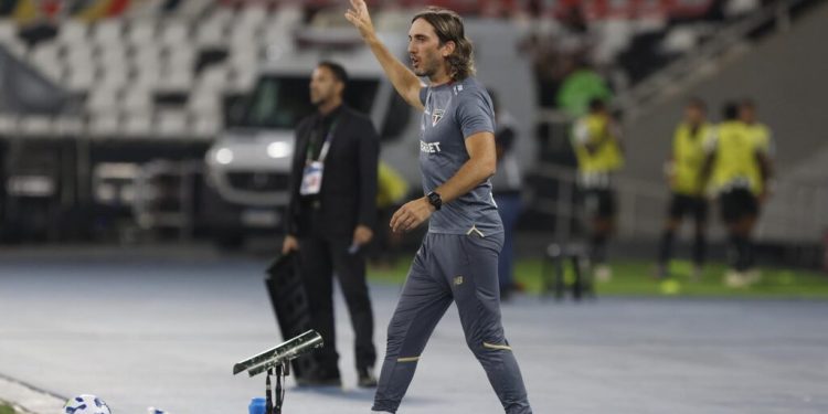 São Paulo F.C. – Zubeldía comenta empate fora de casa e destaca esforço do elenco São Paulo F.C. – Zubeldía comenta empate fora de casa e destaca esforço do elenco
