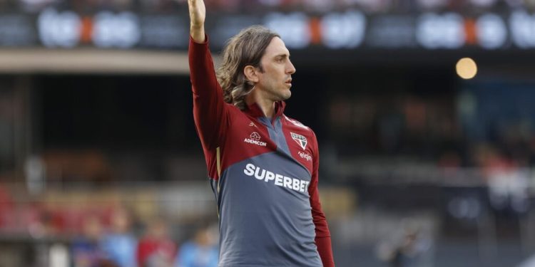 São Paulo F.C. – Zubeldia comemora vitória e apoio da torcida no MorumBIS São Paulo F.C. – Zubeldia comemora vitória e apoio da torcida no MorumBIS