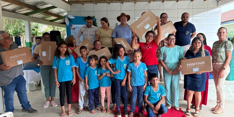 Deputado Pedro Fernandes investe na educação de Ariquemes com entrega de notebooks para professores da Escola Vinícius de Moraes