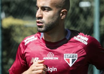 São Paulo F.C. – Lucas e Pablo Maia correm no campo; Tricolor encerra preparação para duelo com o Cruzeiro