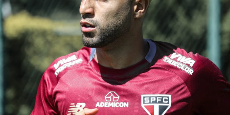 São Paulo F.C. – Lucas e Pablo Maia correm no campo; Tricolor encerra preparação para duelo com o Cruzeiro