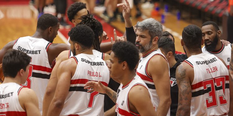 São Paulo F.C. – A temporada 2024/2025 se encerrou para o Basquete Tricolor após a derrota para o Bauru na série melhor de cinco das quartas de final do NBB. São Paulo F.C. – A temporada 2024/2025 se encerrou para o Basquete Tricolor após a derrota para o Bauru na série melhor de cinco das quartas de final do NBB.