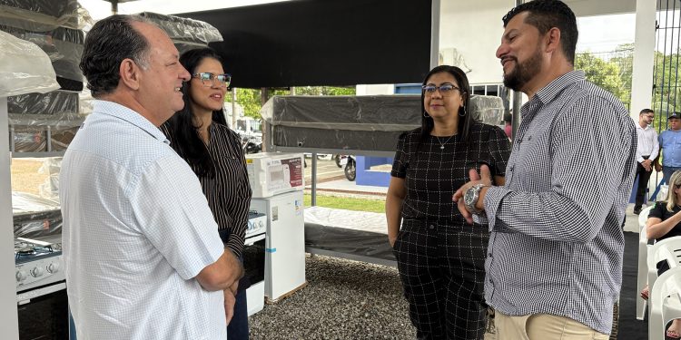 Deputado Pedro Fernandes participa de entrega de colchões para policiais penais em Ariquemes Deputado Pedro Fernandes participa de entrega de colchões para policiais penais em Ariquemes
