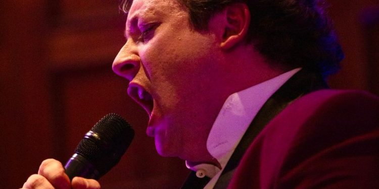 Tradição e espetáculo: tenor Felipe Menegat é atração na festa de São Vito