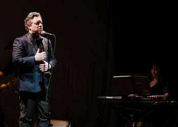 Tenor Felipe Menegat se apresenta em Porto Alegre