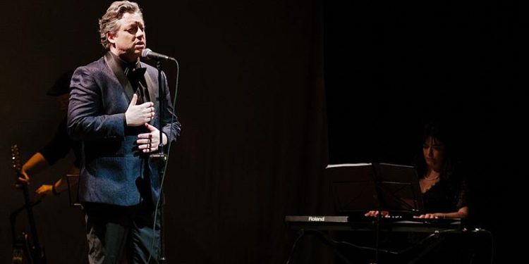 Tenor Felipe Menegat se apresenta em Porto Alegre