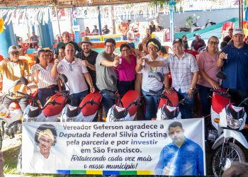 Sílvia Cristina finaliza entrega de motocicletas aos Agentes Comunitários de Saúde de São Francisco do Guaporé