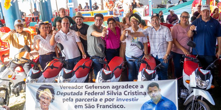 Sílvia Cristina finaliza entrega de motocicletas aos Agentes Comunitários de Saúde de São Francisco do Guaporé Sílvia Cristina finaliza entrega de motocicletas aos Agentes Comunitários de Saúde de São Francisco do Guaporé