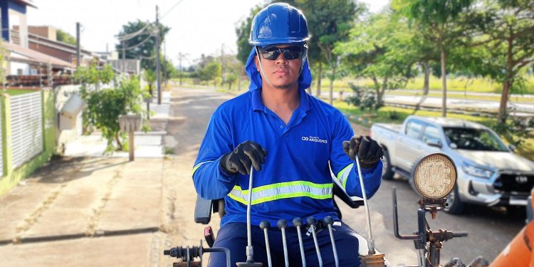Da sala de aula para o mercado de trabalho: capacitação profissional gera oportunidade para aluno do Projeto Mãos e Obras