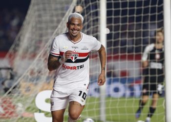 São Paulo F.C. – Luciano agradece o apoio da torcida e afirma que não tem nada decidido. São Paulo F.C. – Luciano agradece o apoio da torcida e afirma que não tem nada decidido.