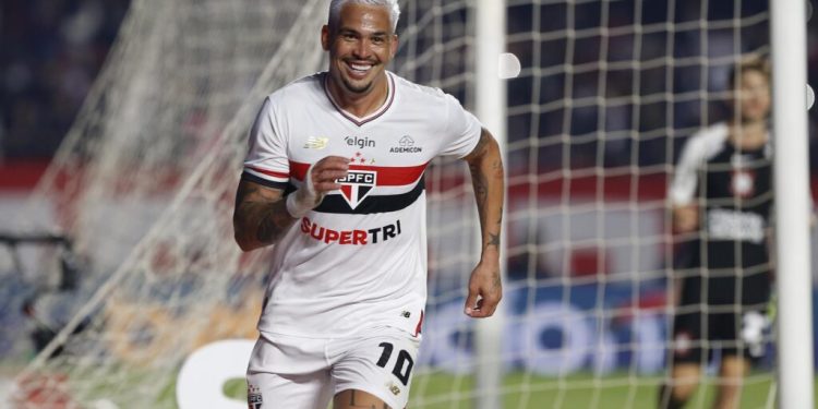 São Paulo F.C. – Luciano agradece o apoio da torcida e afirma que não tem nada decidido. São Paulo F.C. – Luciano agradece o apoio da torcida e afirma que não tem nada decidido.