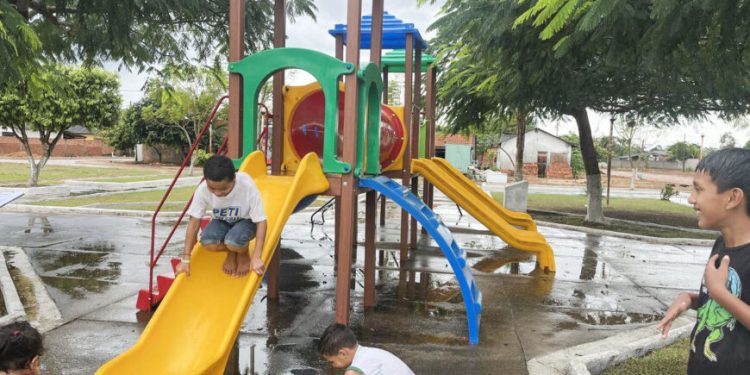 Novos playgrounds garantem espaços de lazer para crianças em municípios do estado Novos playgrounds garantem espaços de lazer para crianças em municípios do estado