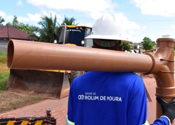 “Antes do esgoto, cheguei a abrir três fossas no quintal”, moradora de Rolim de Moura celebra conexão à rede