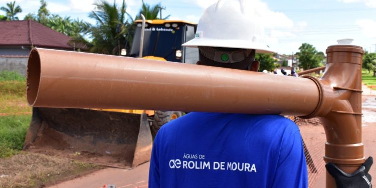 “Antes do esgoto, cheguei a abrir três fossas no quintal”, moradora de Rolim de Moura celebra conexão à rede