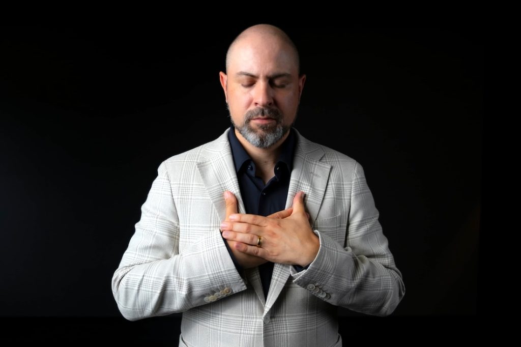 Vinicius Iracet revela os principais ensinamentos para quem deseja ouvir a voz de Deus Vinicius Iracet revela os principais ensinamentos para quem deseja ouvir a voz de Deus