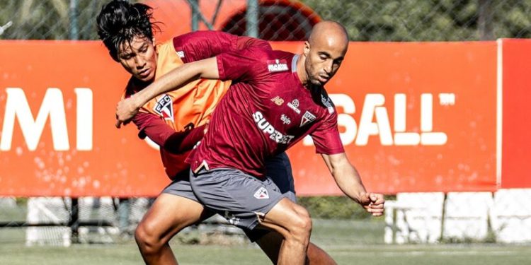 São Paulo F.C. – Lucas e Ferreira realizam mais um trabalho de transição e treinam com jovens de Cotia no CT da Barra Funda São Paulo F.C. – Lucas e Ferreira realizam mais um trabalho de transição e treinam com jovens de Cotia no CT da Barra Funda