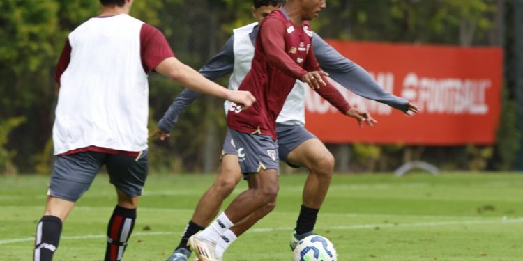 São Paulo F.C. – Elenco realiza jogo-treino com o Sub-20 no CT da Barra Funda São Paulo F.C. – Elenco realiza jogo-treino com o Sub-20 no CT da Barra Funda