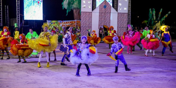 Quadrilhas emocionam o público com temas culturais e poéticos no Arraial Flor do Maracujá