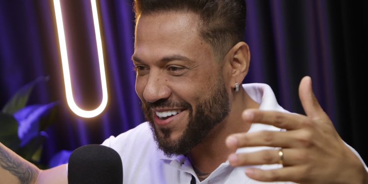 João Bosco emociona ao relembrar trajetória de superação no podcast Folha Nobre