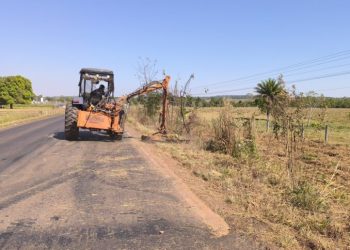 Governo de RO realiza roçagem mecanizada nas rodovias da Zona da Mata