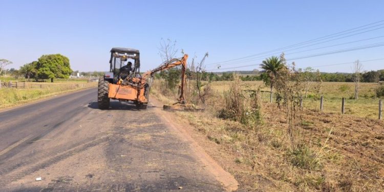 Governo de RO realiza roçagem mecanizada nas rodovias da Zona da Mata Governo de RO realiza roçagem mecanizada nas rodovias da Zona da Mata