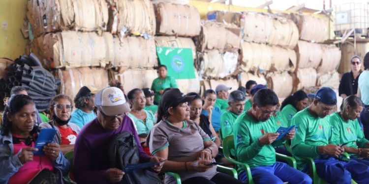 Governo de RO reforça segurança de catadores de materiais recicláveis com mais equipamentos de proteção individual Governo de RO reforça segurança de catadores de materiais recicláveis com mais equipamentos de proteção individual