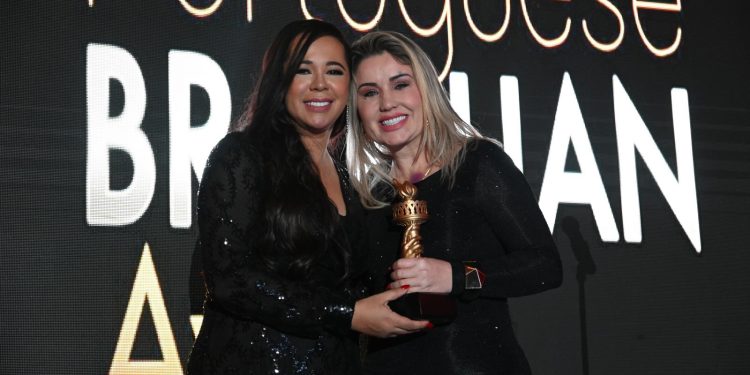 Ao lado de Marcilia Luzbet, cantora Tuta Guedes brilha em Nova York na 11ª edição do Portuguese Brazilian Awards Ao lado de Marcilia Luzbet, cantora Tuta Guedes brilha em Nova York na 11ª edição do Portuguese Brazilian Awards