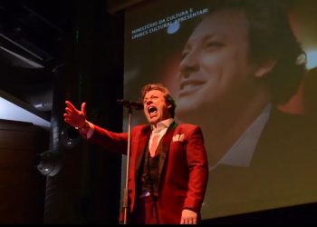 Em SP, Felipe Menegat emociona público no Teatro Unibes
