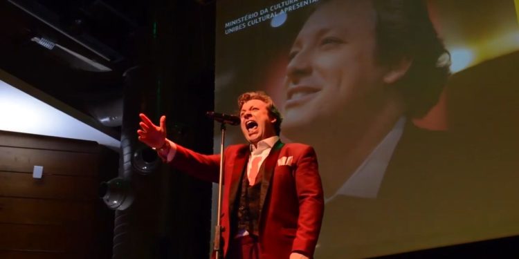 Em SP, Felipe Menegat emociona público no Teatro Unibes
