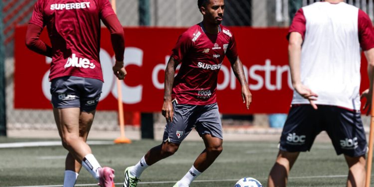 São Paulo F.C. – Marcos Antonio e Arboleda participam de todo o treino com o elenco
